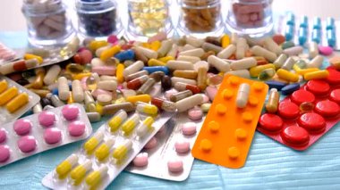 İlaç hapları ve kapsüller. Seçici odaklanma. Uyuşturucu.