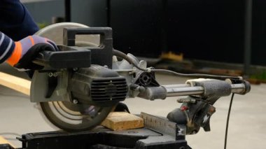 Tahta kesen adam ellerinde. Seçici odaklanma. İnsanlar.