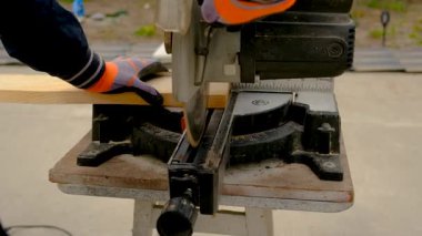 Tahta kesen adam ellerinde. Seçici odaklanma. İnsanlar.