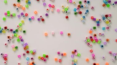 Çocuk küpleri ve yardım kelimesi. Seçici odaklanma. Çocuk.