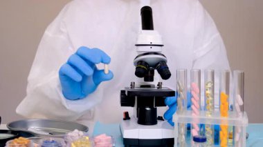 Laboratuvarda incelenecek ilaçlar. Seçici odaklanma. Uyuşturucu.