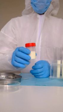 Laboratuvarda sütü inceleyin. Seçici odaklanma. ilaç