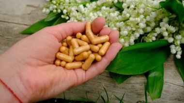 Vadi Zambağı bir şişede özütüyor. Seçici odaklanma. Doğa.