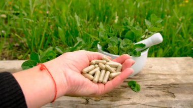 Nane özü, temel yağ ve takviyeler. Seçici odaklanma. Doğa.