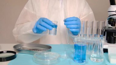 Laboratuvarda su araştırması. Seçici odaklanma. aqua.