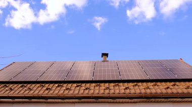 Evin çatısındaki güneş panelleri. Seçici odaklanma. Doğa.