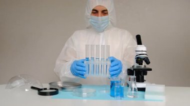 Laboratuvarda su araştırması. Seçici odaklanma. aqua.