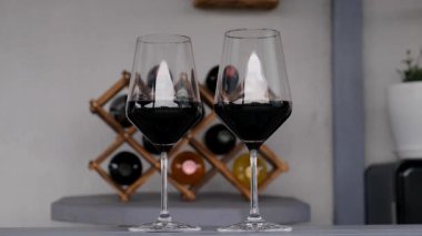 Şarap şişeleri masanın üstünde. Seçici odaklanma. cam.