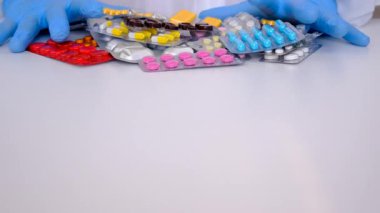 Elinde ilaçlar olan bir doktor. Seçici odaklanma. Uyuşturucu.
