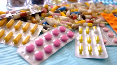 İlaç hapları ve kapsüller. Seçici odaklanma. Uyuşturucu.