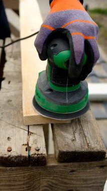 Tahta zımparalayan adam. Seçici odaklanma. İnsanlar.