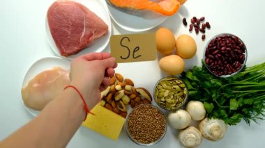 Yiyecekler selenyum içerir. Seçici odaklanma. Se.