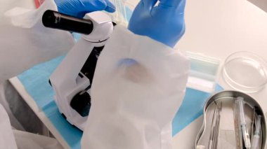 Laboratuvarda sütü inceleyin. Seçici odaklanma. ilaç