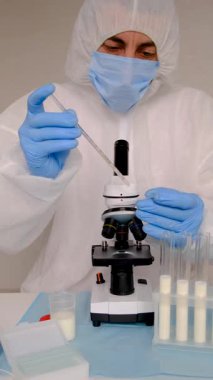 Laboratuvarda sütü inceleyin. Seçici odaklanma. ilaç