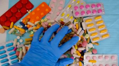 Elinde ilaçlar olan bir doktor. Seçici odaklanma. Uyuşturucu.