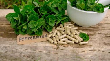 Nane özü, temel yağ ve takviyeler. Seçici odaklanma. Doğa.