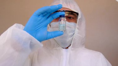 Şişedeki ilaç bir doktorun ellerindeydi. Seçici odaklanma. Aşı