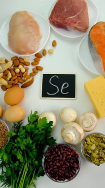 Yiyecekler selenyum içerir. Seçici odaklanma. Se.