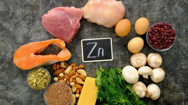 Yiyecekler çinko besin içerir. Seçici odaklanma. Zn.