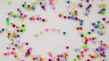 Çocuk küpleri ve baba kelimesi. Seçici odaklanma. Çocuk.