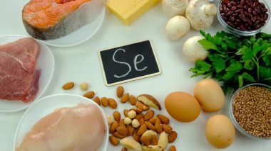 Yiyecekler selenyum içerir. Seçici odaklanma. Se.