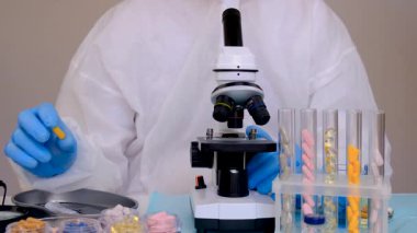 Laboratuvarda incelenecek ilaçlar. Seçici odaklanma. Uyuşturucu.