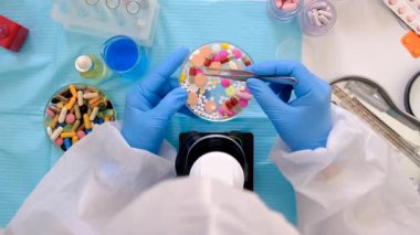 Laboratuvarda incelenecek ilaçlar. Seçici odaklanma. Uyuşturucu.