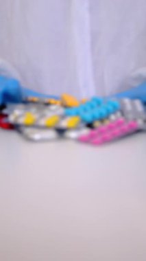 Elinde ilaçlar olan bir doktor. Seçici odaklanma. Uyuşturucu.