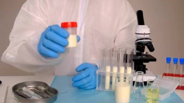 Laboratuvarda sütü inceleyin. Seçici odaklanma. ilaç