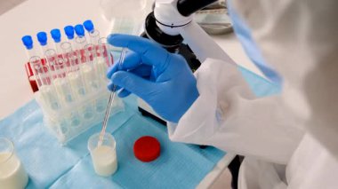 Laboratuvarda sütü inceleyin. Seçici odaklanma. ilaç