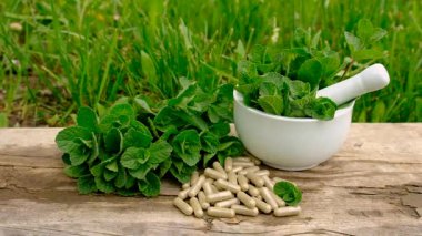 Nane özü, temel yağ ve takviyeler. Seçici odaklanma. Doğa.