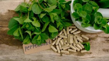 Nane özü, temel yağ ve takviyeler. Seçici odaklanma. Doğa.