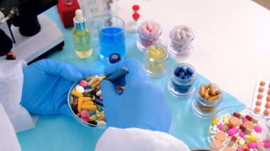 Laboratuvarda incelenecek ilaçlar. Seçici odaklanma. Uyuşturucu.