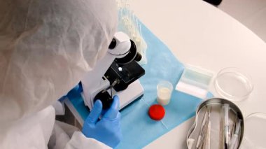 Laboratuvarda sütü inceleyin. Seçici odaklanma. ilaç