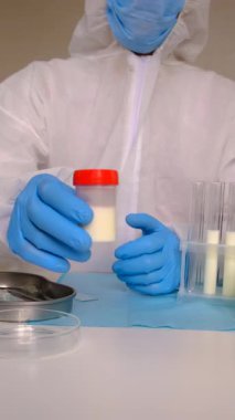 Laboratuvarda sütü inceleyin. Seçici odaklanma. ilaç