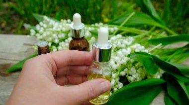 Vadi Zambağı bir şişede özütüyor. Seçici odaklanma. Doğa.