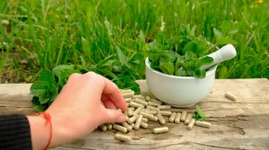 Nane özü, temel yağ ve takviyeler. Seçici odaklanma. Doğa.