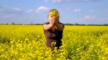 Sarı tarla çiçekleri alerjisi. Seçici odaklanma. Doğa.