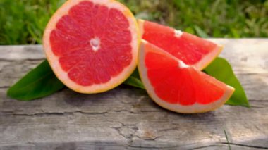 Şişedeki greyfurt yağı. Seçici odaklanma. Doğa.