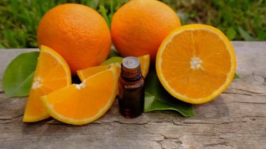 Şişedeki portakal yağı. Seçici odaklanma. Doğa.