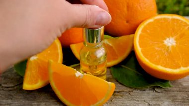 Şişedeki portakal yağı. Seçici odaklanma. Doğa.