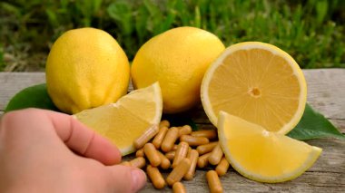 limon yağı şişede. Seçici odaklanma. Doğa.