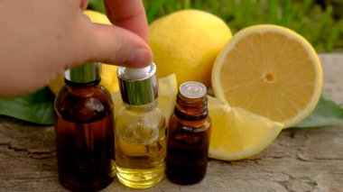 limon yağı şişede. Seçici odaklanma. Doğa.
