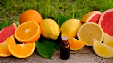 Şişedeki turunçgil yağı. Seçici odaklanma. Doğa.