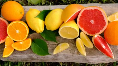 Farklı narenciye dilimlenmiş arka plan. Seçici odaklanma. yiyecek.