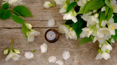 Yasemin yağı ve çiçekler. Seçici odaklanma. Doğa.