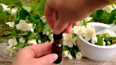 Yasemin yağı ve çiçekler. Seçici odaklanma. Doğa.