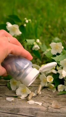 Yasemin yağı ve çiçekler. Seçici odaklanma. Doğa.