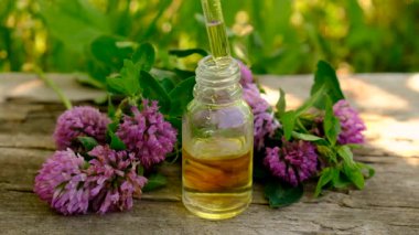 Kırmızı Yonca Özütü ve İlaveleri. Seçici Odaklanma. Doğa.