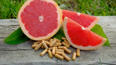 Şişedeki greyfurt yağı. Seçici odaklanma. Doğa.